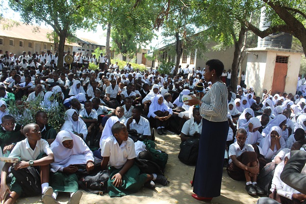 wanafunzi wa shule ya sekondari Mgabe wakipata elimu 