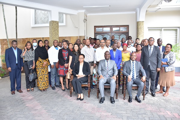 Picha ya pamoja ya wadau kutoka Mamlaka za Serikali na sekta binafsi baada ya utiwaji saini hati ya makubaliano (MoU) ya ushirikishaji sekta binafsi katika kudhibiti uchepushwaji wa kemikali bashirifu na dawa tiba zenye asili ya kulevya.