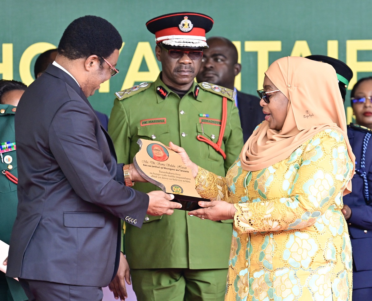 Rais wa Jamhuri ya Muungano wa Tanzania Mhe. Samia Suluhu Hassan akipokea Tuzo ya Kutambua Mchango wake kwenye Mapambano dhidi ya dawa za Kulevya nchini kutoka kwa Waziri Mkuu Mhe. Kassim Majaliwa aliyeiwasilisha kwa niaba ya Mamlaka ya Kudhibiti na Kupam