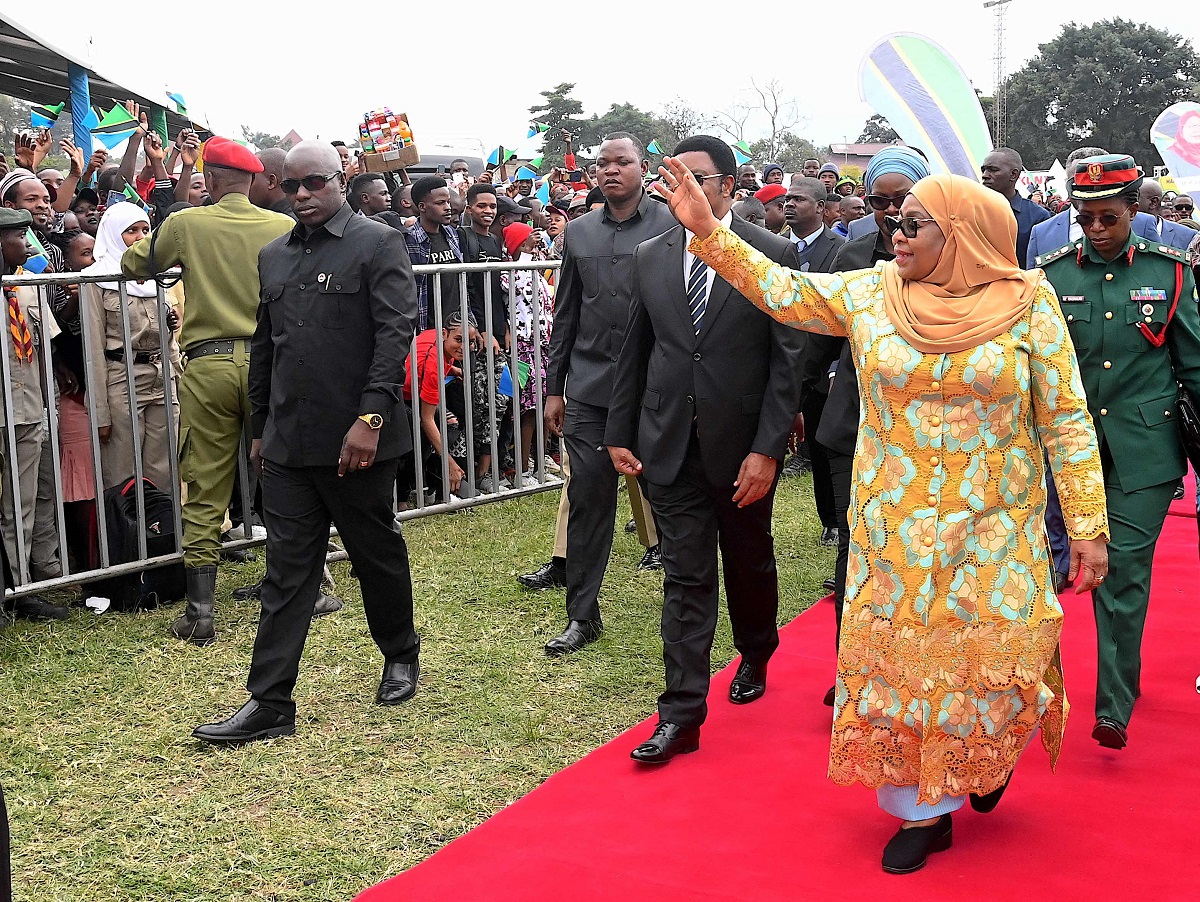 Rais wa Jamhuri ya Muungano wa Tanzania Mhe. Samia Suluhu Hassan akiwapungia mkono wananchi mara baada ya kuwasili kwenye uwanja wa Sheikh Amri Abeid kwa ajili ya Maadhimisho ya Kitaifa ya Kupiga Vita Matumizi na Biashara ya Dawa za Kulevya Duniani ambayo